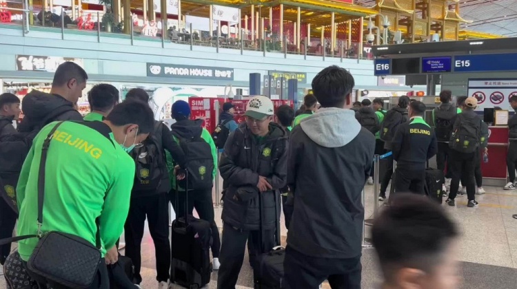  博主：昨天遭遇停飛休息一晚，國安隊首都機場今日再出發(fā)