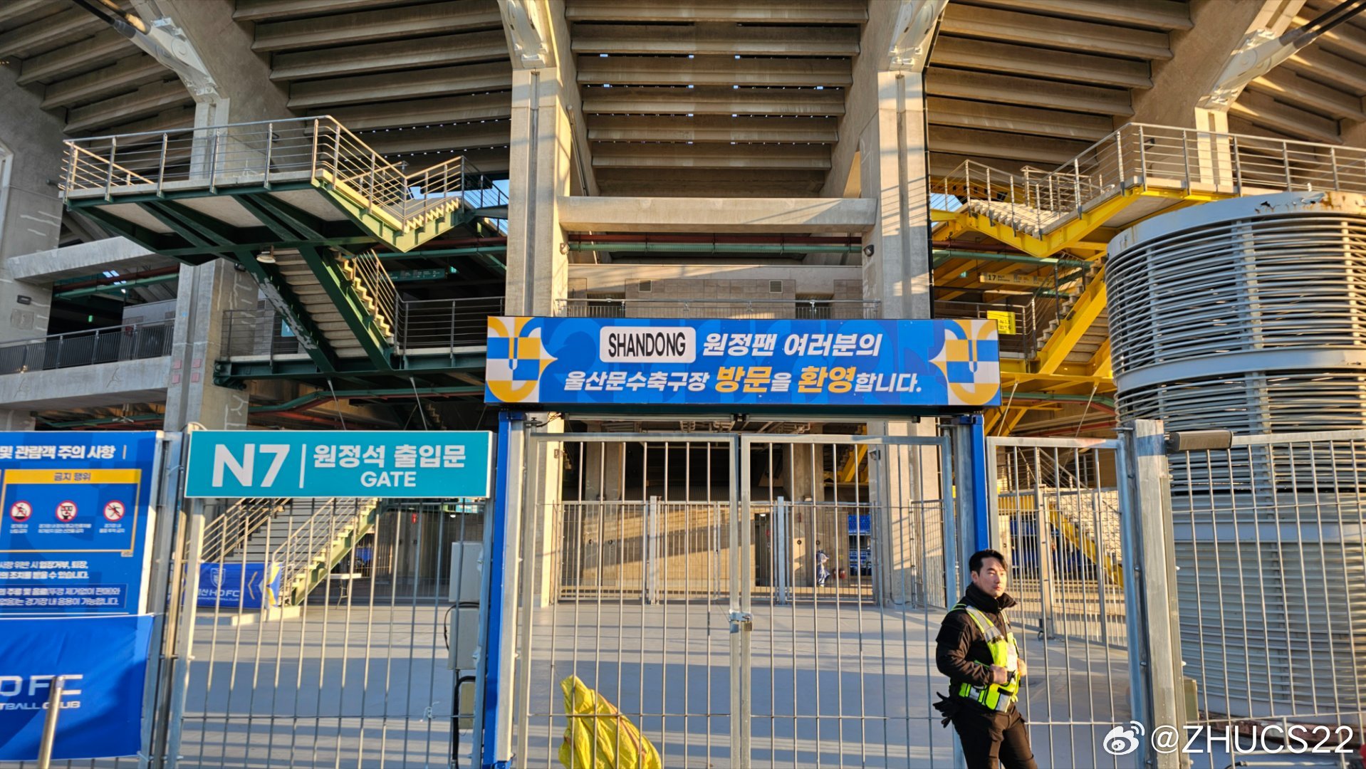  博主：蔚山現(xiàn)場工作人員、轉(zhuǎn)播車、安保在準(zhǔn)備撤場，場外一片安靜