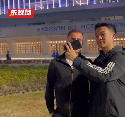  塞爾吉尼奧現(xiàn)身上海八萬人體育場，并與球迷親切打招呼合影