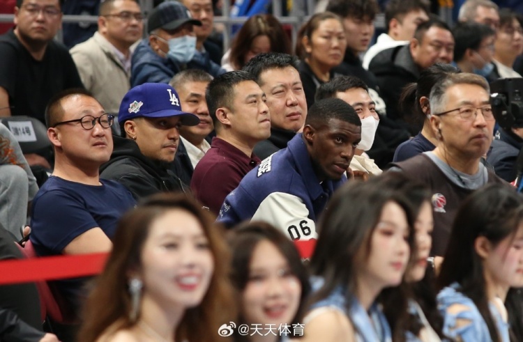  真籃球迷！國安外援法比奧攜玉昆外援科斯塔來到五棵松觀戰(zhàn)CBA