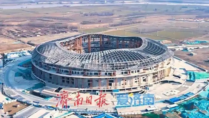  魯媒：戴上1.6萬噸“鋼鐵巨冠”，黃河體育中心球場完成屋蓋施工