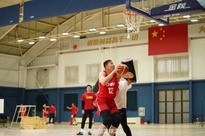  中國籃球之隊官博：大塊頭 大能量 祝李炎哲25歲生日快樂！