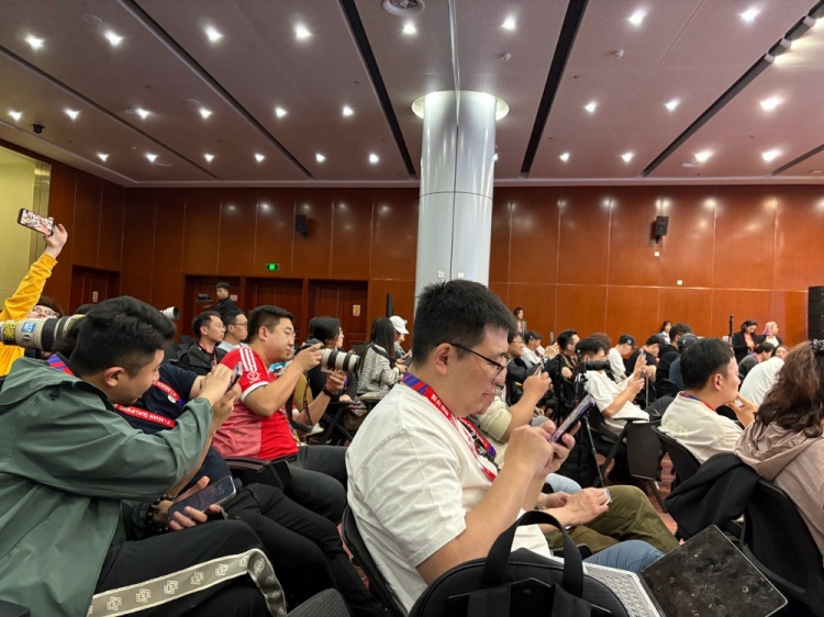  萬(wàn)眾矚目！記者擠滿(mǎn)國(guó)足賽前新聞發(fā)布廳，賽場(chǎng)記者預(yù)計(jì)超300人