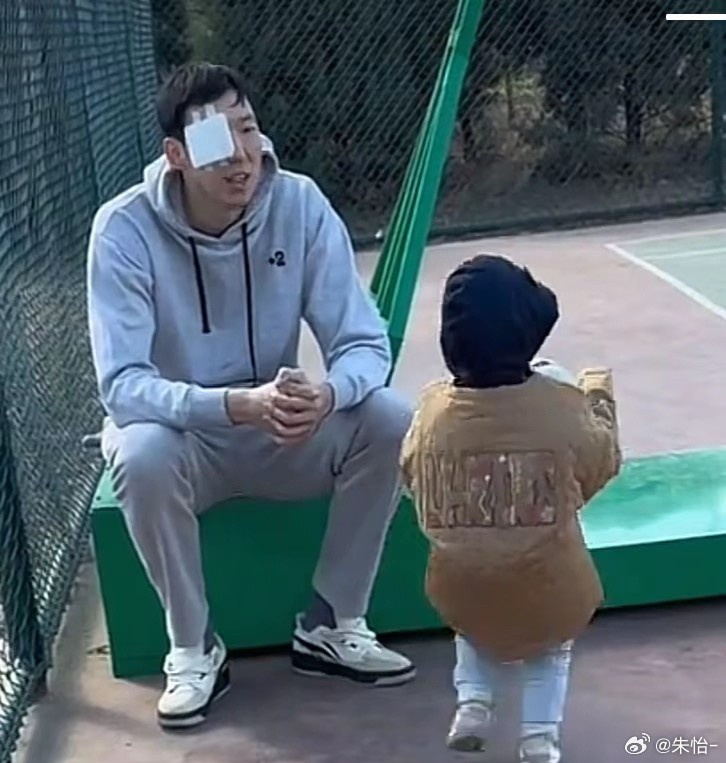  顧家好男人！記者曬出周琦手術(shù)后回歸家庭帶娃照片